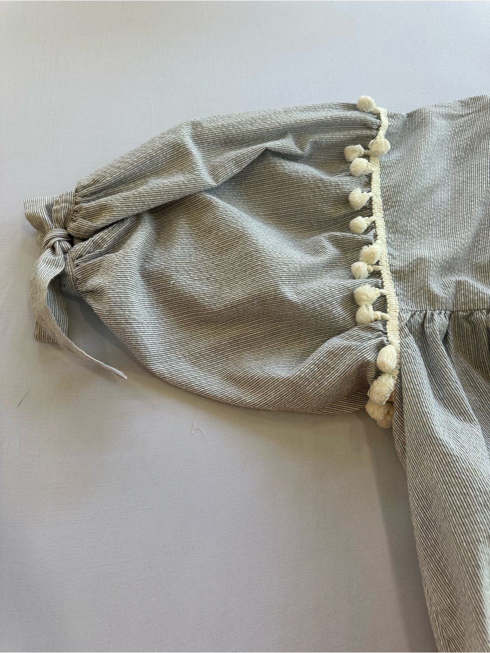 Light Gray Lace-Trim Peasant Blouse w/ pompom trim puff tie sleeve Size Medium - Picture 5 of 13